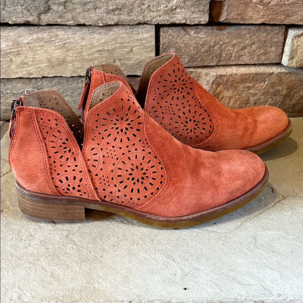 Sofft sz 7.5 burnt orange suede booties with cut out details - Picture 5 of 11